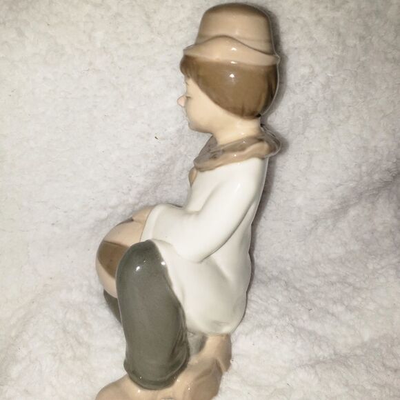 Dalia Handcrafted Porcelain Clown with Ball - Picture 3 of 6